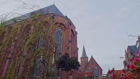 Traditionelles-Europäisches-Gebäude-Im-Holländischen-Stil-Mit-Einer-Kathedrale-Und-Einer-Kapelle-In-Den-Niederlanden-Mit-Blumen,-Authentischem-Kunstdesign-Und-Besichtigungsrundgang