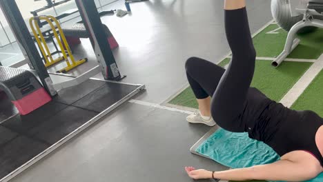 Frauen,-Die-Im-Fitnessstudio-Aktiv-Sind-Und-Auf-Dem-Boden-Stretching-Machen