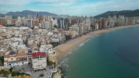 Stadt-Benidorm,-Balcon-Del-Mediterraneo-Und-Skyline-An-Der-Costa-Brava,-Spanien---Luftaufnahme-4k-Rückwärts