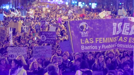 Tausende-Menschen-Marschieren-Während-Einer-Demonstration-Am-Internationalen-Frauentag-In-Der-Nacht