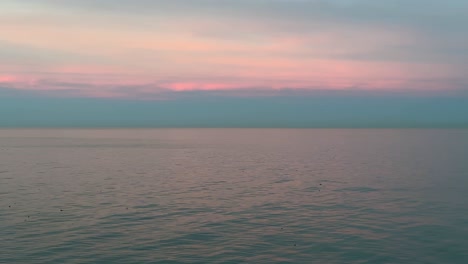 Rosa-Farbe-Himmel-Blau-Horizont-Meer-Landschaft-Skyline-Ozean-Ruhig-Welle-Der-Friedliche-Panoramablick-Auf-Das-Meer-Musik-Hören-Ruhe-Und-Der-Blick-Auf-Die-Minimalen-Farben-Des-Meeres-Weite-Sicht-Strand-Freizeit