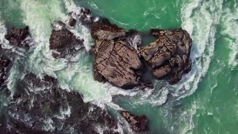 Türkisfarbene-Stromschnellen-Rauschen-In-Einer-Turbulenten-Strömung-In-Island