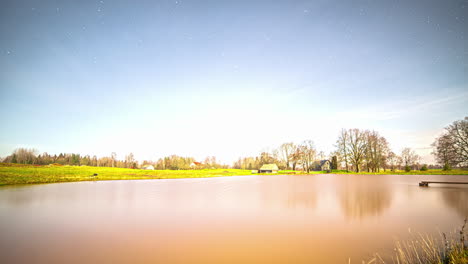 Lapso-De-Tiempo-Junto-Al-Lago-Albergue-Madera-Cabaña-Alojamiento-Cielo-En-Movimiento-Naturaleza