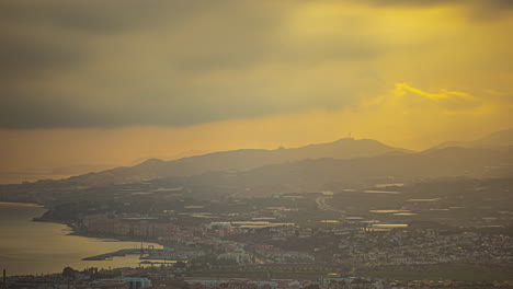 Atardecer-Nublado-Con-Niebla-Sobre-La-Ciudad-De-Málaga-En-España