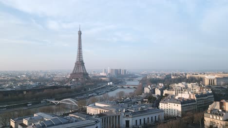 Tour-Eiffel-Y-El-Río-Sena,-Francia