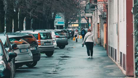 Los-Residentes-De-La-Histórica-Ciudad-De-Milán-Se-Ocupan-De-Sus-Asuntos.