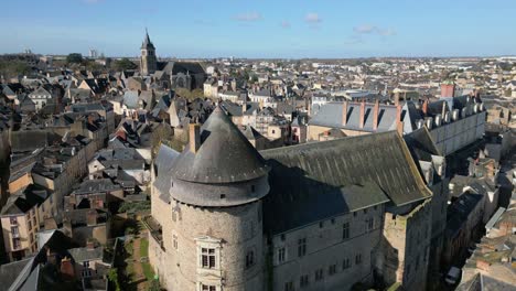Laval-Schloss-Und-Traditionelle-Häuser-Im-Stadtzentrum,-Département-Mayenne,-Frankreich