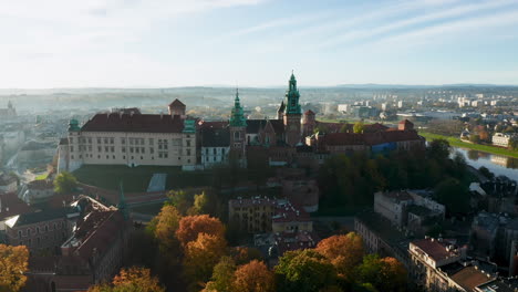 Panorama-of-Krakow-Old-Town-and-Wawel-Royal-Castle-at-misty-morning-during-autumn,-Krakow,-Poland