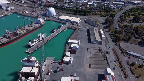 Luftbild-Zeitraffer-Des-Hafens-Von-Timaru,-Neuseeland,-Mit-Schiffscontainern-Und-Kränen