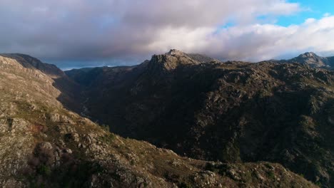 Vista-Aérea-De-Grandes-Montañas