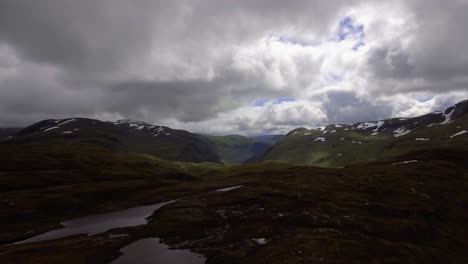 Luftaufnahme-Eines-Gebirgspasses-In-Norwegen