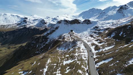 Los-Autos-Conducen-Por-La-Carretera-Alpina-Grossglockner-Con-Picos-Nevados-En-Los-Alpes-De-Austria---Antena-4k