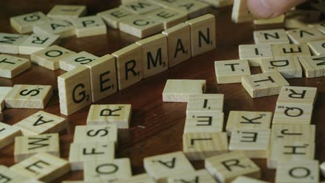 Primer-Plano:-Fichas-De-Letras-De-Scrabble-De-Madera-Forman-La-Palabra-Alemania-En-El-Juego
