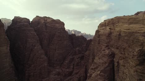 Paisaje-Escénico-De-Acantilados-En-El-Cañón-Del-Desierto-De-Wadi-Rum-En-El-Medio-Oriente,-Aéreo