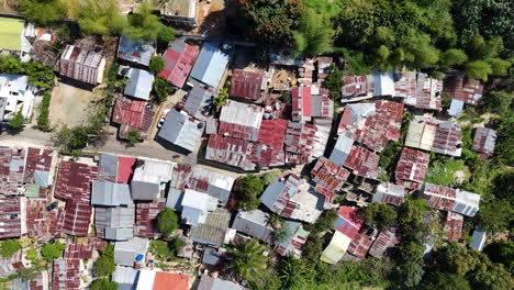 Barrio-Pobre-En-La-Isla-Hispaniola,-Haití-Y-República-Dominicana-Pobreza-Y-Barrios-Peligrosos,-Tiro-De-Pájaro-De-Arriba-Hacia-Abajo