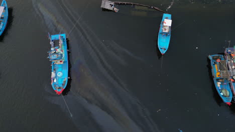 La-Marea-Negra-Flota-Entre-Los-Barcos-En-El-Puerto-De-Danang-Vietnam