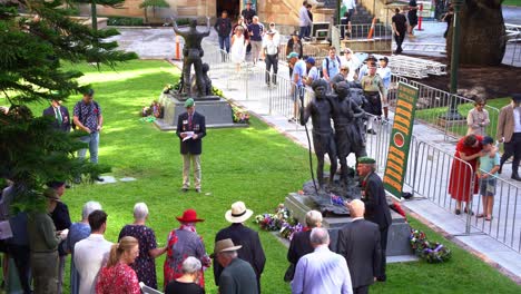 Veteranos-Y-Familias-Se-Reunieron-En-La-Plaza-Anzac-De-Brisbane,-Rodeando-La-Escultura-De-Bronce-De-La-Campaña-Del-Pacífico-Suroeste-Durante-El-Día,-Rindiendo-Homenaje-A-Quienes-Sirvieron