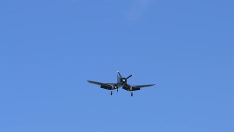 F4U-Corsair-Überflug-Bei-Abbotsford-Airshow,-Sonniger-Blauer-Himmel-Im-Hintergrund