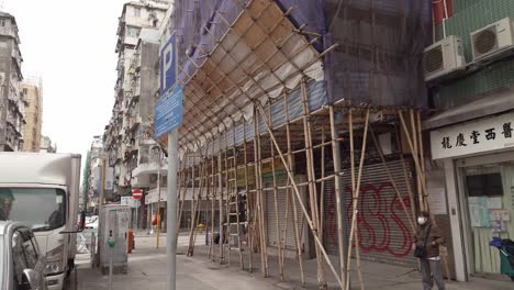 Tiro-Inclinado-Hacia-Abajo-De-La-Construcción-De-Un-Edificio-De-Andamios-De-Bambú-En-Hong-Kong,-China