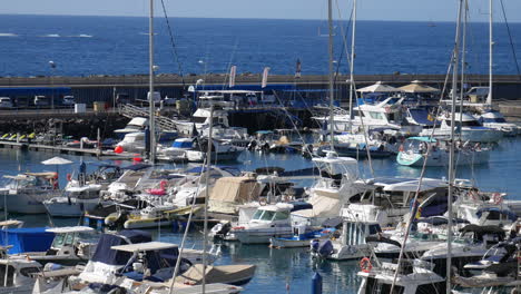 Ein-Touristisches-Charter-Yachtboot,-Das-In-Einen-Hafen-An-Der-Küste-Von-Teneriffa,-Puerta-Colon,-Einläuft