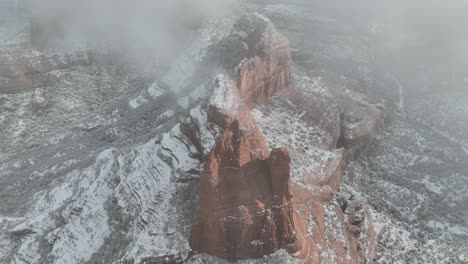 Nebelige-Landschaft-In-Sedona,-Arizona-Mit-Roten-Felskuppen-Im-Winter---Drohnenaufnahme