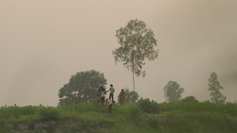 Grupo-De-Niños-Del-Pueblo-Jugando-Juntos-Durante-La-Puesta-De-Sol