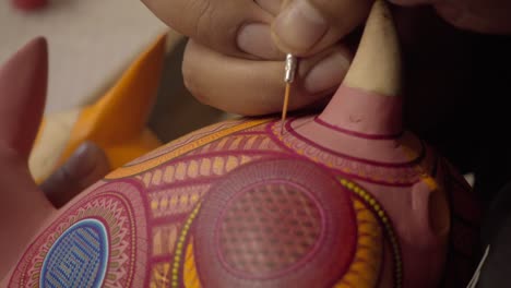 Nahaufnahme-Der-Hände-Eines-Handwerkers-Beim-Bemalen-Eines-Traditionellen-Mexikanischen-Handgefertigten-Tonstücks