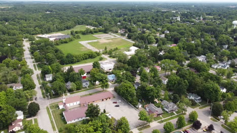 Fremont,-Michigan,-Drohnen-Luftaufnahmen-Der-Innenstadt-Von-Gebäuden,-Stadtbild