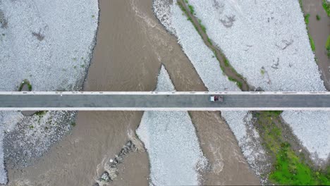 Auto-Fährt-über-Brücke-über-Fluss