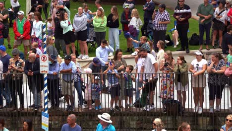 Australians-gather-at-Brisbane-Anzac-Square,-awaiting-the-commencement-of-the-parade-on-Adelaide-street-as-they-pay-tribute-to-the-servicemen-and-women-on-Anzac-Day