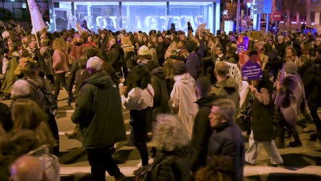 Tausende-Menschen-Marschieren-Während-Einer-Demonstration-Zum-Internationalen-Frauentag-Durch-Madrids-Straßen