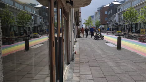 Rainbow-Street,-Reykjavik,-Islandia,-Famosa-Zona-Peatonal,-Tiendas-Y-Cafeterías-En-Un-Día-Soleado