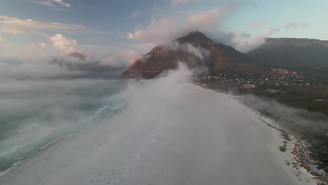 Weißer-Sandstrand-An-Einem-Nebligen-Tag-In-Noordhoek,-Kapstadt---Luftaufnahme