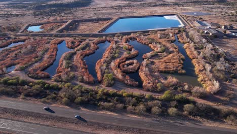 Toma-De-Drones-De-La-Reserva-De-Humedales-De-Sedona,-Ubicación-E-Instalación-De-Tratamiento-De-Aguas-Residuales-Junto-A-La-Carretera-Estatal,-Arizona,-EE.UU.