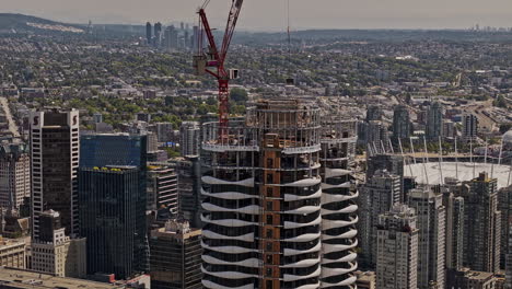 Vancouver-Bc-Canada-Drone-V111-Aéreo-Vuela-Alrededor-Del-Complejo-Residencial-De-Mariposas-En-Construcción-Con-Vistas-Panorámicas-Del-Paisaje-Urbano,-El-Puerto-Y-La-Montaña---Filmado-Con-Mavic-3-Pro-Cine---Julio-De-2023