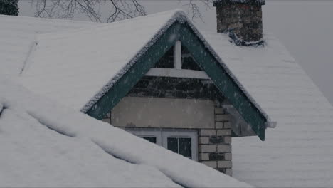 Schnee-Fällt-Vor-Dem-Haus