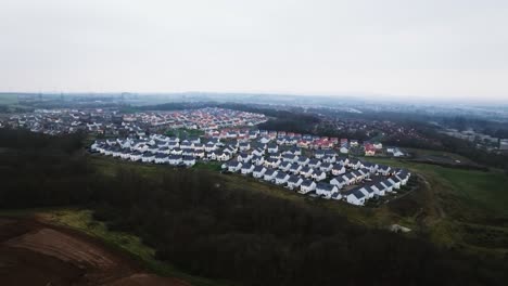 Luftaufnahme-Einer-Neu-Errichteten-Wohnsiedlung-Neben-Einer-Baustelle