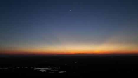 Tonos-Crepusculares-Sobre-Arauca,-Colombia-Con-Una-Estrella-Solitaria-En-El-Cielo,-Toma-Aérea