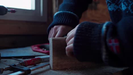 Mannhände-Mit-Messer-In-Holz-Schnitzen---Nahaufnahme