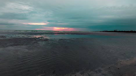 Movimiento-Ambiental-Hipnótico-De-Olas-Y-Corrientes-En-Una-Amplia-Costa-Durante-La-Marea-Baja.