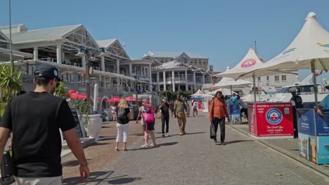 Belebte-Straße-An-Der-Victoria-Und-Alfred-Waterfront,-Kapstadt,-Südafrika