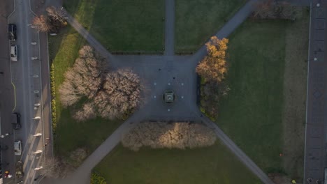 Austurvöllur-Park-Mit-Statue-Des-Gelehrten-Jon-Sigurdsson-In-Reykjavik,-Von-Oben