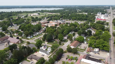 Fremont-Michigan-Drone-Imágenes-Aéreas-Del-Centro-De-Los-Edificios-Paisaje-Urbano