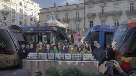 Todos-Los-Alcaldes-De-Francia-Se-Reúnen-En-Montpellier-Para-Disfrutar-Del-Transporte-Público-Gratuito:-Aplaudiendo-Detrás-Del-Modelo-De-Tranvía-De-La-Línea-5.