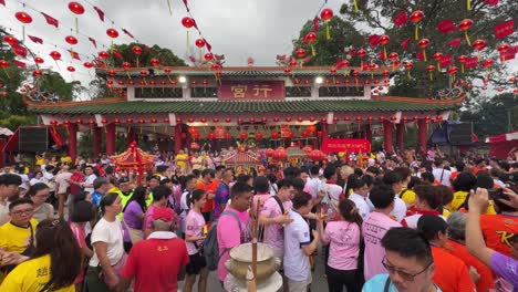 Escena-De-Devotos-Sosteniendo-Varitas-De-Incienso-Joss-Adorando-Frente-A-Un-Altar-En-El-Antiguo-Templo-Chino-De-Johor-Bahru,-&#39;xing-Gong&#39;-Malasia,-Durante-La-Tradición-Anual-De-Chingay