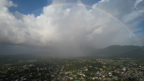 Paisaje-Tropical-Con-Jarabocoa-Y-Colorido-Arcoiris