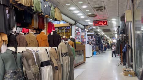 Bazar-Del-Mercado-En-Erbil,-Irak-Krg-Vendiendo-Trajes-Tradicionales-Kurdos