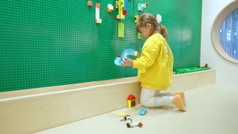 Niño-Coreano-Ucraniano-Jugando-Con-Juguetes-Educativos-En-El-Patio-Interior