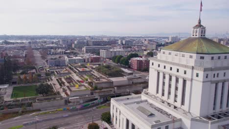 Vista-Aérea,-Tribunal-Superior-Del-Condado-De-Alameda-Y-Museo-De-Oakland-De-California,-Estados-Unidos