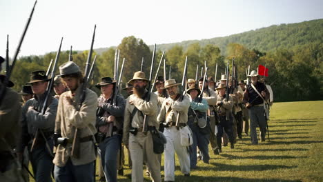 Konföderierte-Soldaten-Marschieren